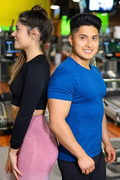 Aantrekkelijk jong stel na de training in de fitnessruimte. — Stockfoto