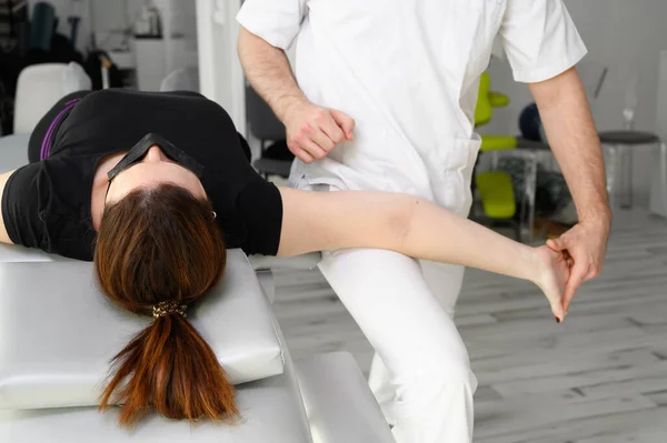 Masculin thérapeute donnant massage pour soulager les douleurs aux épaules à une patiente en clinique de physiothérapie. — Photo