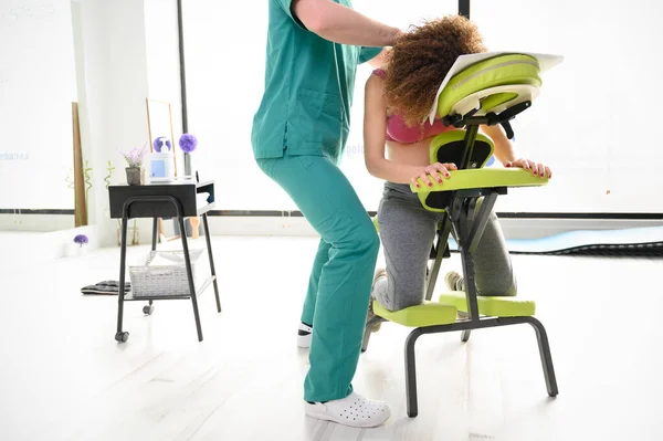 Physiotherapist doing massage to pregnant woman in spa center. — Stock Photo, Image