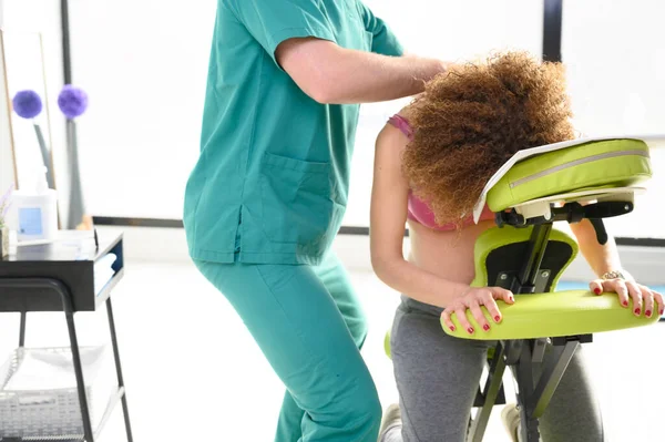 Fisioterapeuta haciendo masaje a mujer embarazada en centro de spa. —  Fotos de Stock