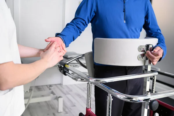 Amyotrofik Lateral Skleroz olan bir hastaya yardımcı olan fizyoterapist..