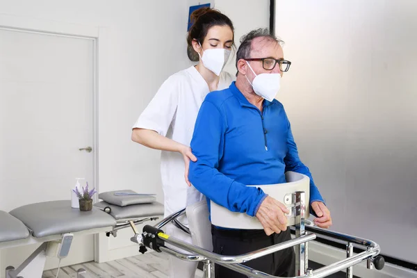 Fisioterapeuta auxiliando um paciente com Esclerose Lateral Amiotrófica. — Foto de stock, Imagem