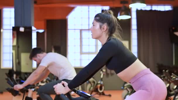 Orang-orang bersepeda di gym — Stok Video
