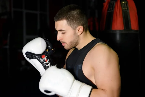 Boxer confiante em pé em pose e pronto para lutar. — Fotografia de Stock