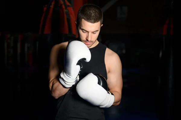 Boxeur confiant debout dans la pose et prêt à se battre. — Photo