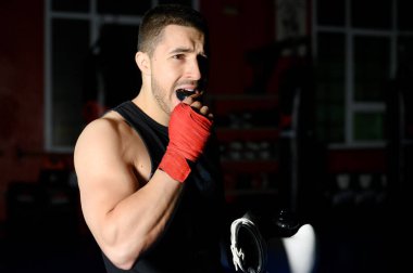 Boks dövüşçüsü gardını alıyor..