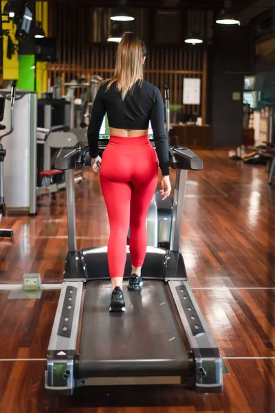 在健身馆做有氧运动，在跑步机上做运动的女人. — 图库照片