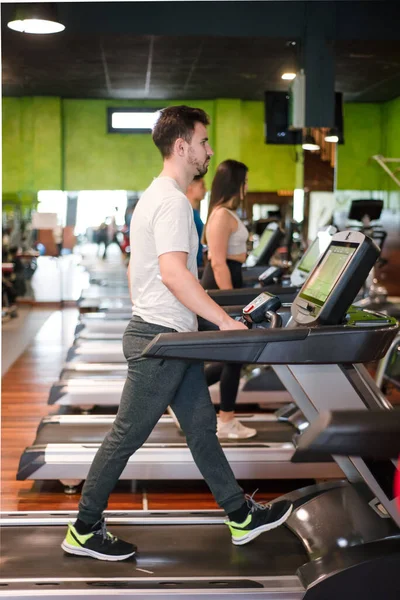 Homme exercice cardio, course d'entraînement sur tapis roulant à la salle de fitness. — Photo