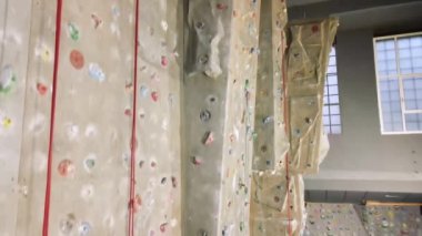 Genç bayan sporcu spor salonundaki tırmanma duvarından uzaklaştırıldı.