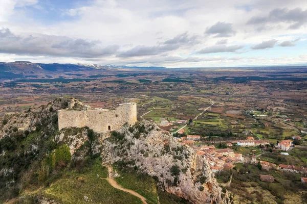 Vista aérea del castillo y pueblo de Poza de la Sal en Burgos, Castilla y León, España . —  Fotos de Stock
