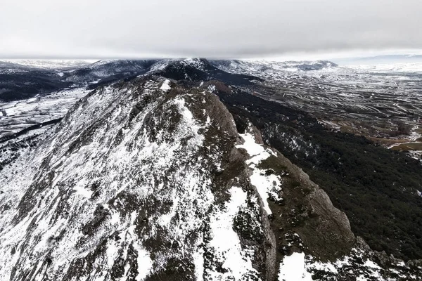 Vue aérienne sur les hautes montagnes enneigées. — Photo