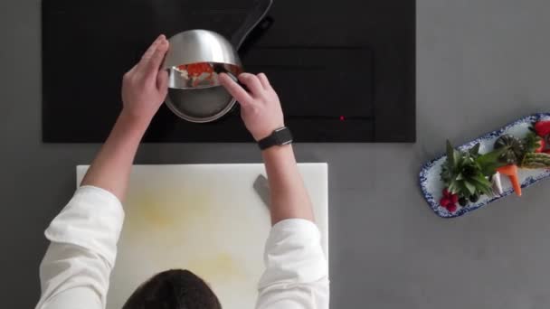 Flygfoto av kock matlagning i hemmet kök. — Stockvideo