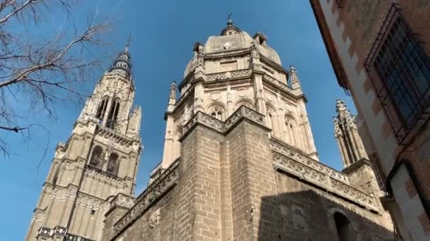 Toledo katedralens lutade kamerarörelse en solig dag, Toledo, Spanien. — Stockvideo