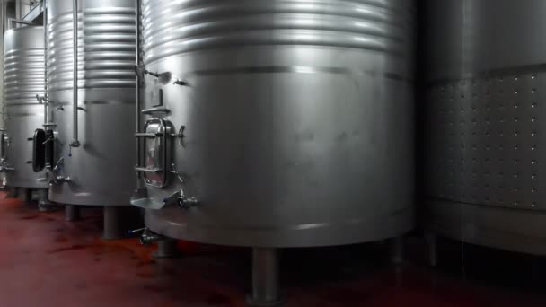 Tini industriali in acciaio inox in birreria moderna. — Video Stock