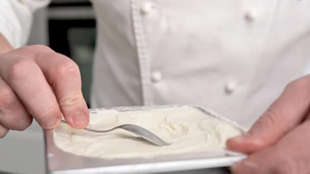 Close up de Chef escavar sorvete de baunilha fora do recipiente — Vídeo de Stock