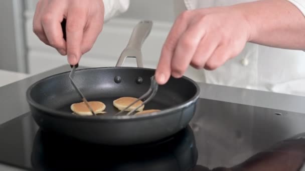 Close-up dari tangan koki menyiapkan pancake di dapur — Stok Video