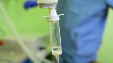 Coronavirus tedavisi konsepti. Yoğun bir terapi odasında, hastahane bırakma tezgahı.