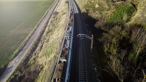 Śledzenie pociągów dużych prędkości przejeżdżających przez krajobraz wsi. — Wideo stockowe