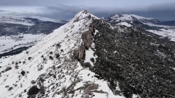 Vista aérea de la montaña cubierta de nieve — Vídeos de Stock