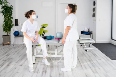 Fizyoterapist takımı hastalara yardım etmek için egzersiz yapıyor.