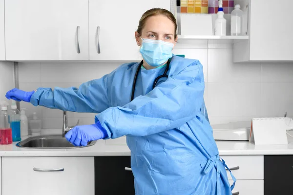Positiv kvinnlig läkare dansar tandtråd dans på sjukhus, firar slutet av coronavirus pandemi. — Stockfoto