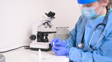 Hastane laboratuarında Kovid-19 burun temizleme testi..