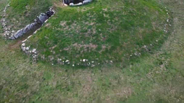 Vue aérienne de Dolmen de la Cabana, tombeau mégalithique dans la province de Burgos, Espagne. — Video