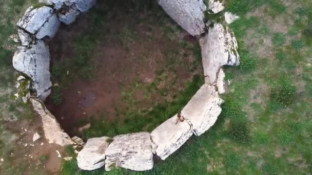 Vista aérea de Dolmen de la Cabana, túmulo megalítico na província de Burgos, Espanha. — Vídeo de Stock