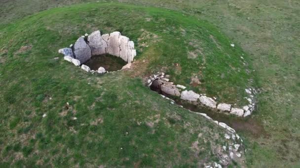 Letecký pohled na Dolmen z la Cabany, megalitická hrobka v provincii Burgos, Španělsko. — Stock video