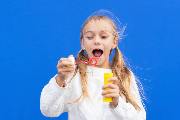 Menina engraçada soprando bolhas de sabão — Fotografia de Stock
