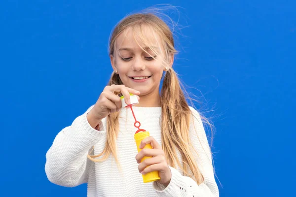 Menina engraçada soprando bolhas de sabão — Fotografia de Stock