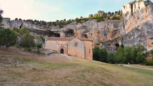 Eremitage San Bartolome, Lobos River Canyon, Soria, Spanien. — Stockvideo