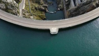 Hava aracı görüntülerinin üst görüntüsü Su Barajı ve Rezervuar Gölü, hidroelektrik enerjisi yenilenebilir enerji ve sürdürülebilir kalkınma üretiyor. Yüksek kalite 4k görüntü