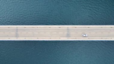 Köprü yolunun göl ya da deniz üzerinde arabalı havadan görünüşü.
