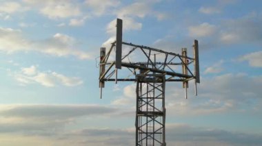 Gün batımında mobil internet ağı için antenleri olan telekomünikasyon kulesine. 5G yayını