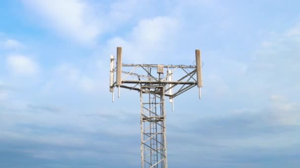 青い空の背景にモバイルインターネットネットワークのためのアンテナと通信塔への空中ビュー。5g放送 — ストック動画