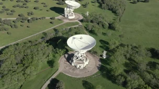 Vista aérea de gran antena de telecomunicaciones o antena satelital de radiotelescopio. — Vídeo de stock