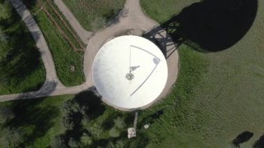 Geniş telekomünikasyon anteninin ya da radyo teleskop çanağının hava görüntüsü.