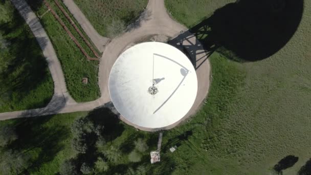 Vista aérea de gran antena de telecomunicaciones o antena satelital de radiotelescopio. — Vídeo de stock