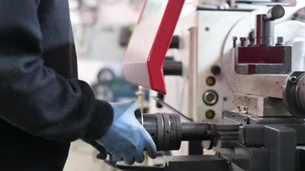 İşçilerin çoklu eksen torna, CNC makine aracı üzerinde yüksek hassasiyetle döndürme işlemini kapat. — Stok video