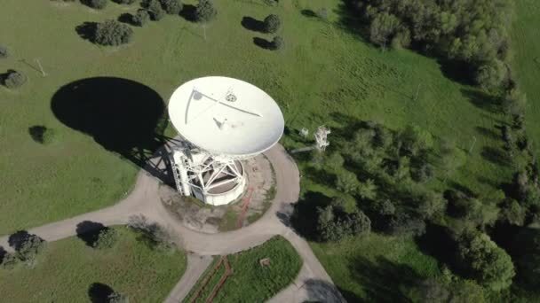 Letecký pohled na velkou telekomunikační anténu nebo satelitní radioteleskop. — Stock video