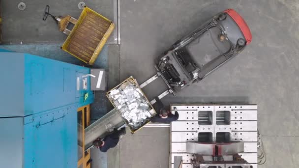 Luchtfoto van werknemers in een moderne metaalstempelfabriek. — Stockvideo