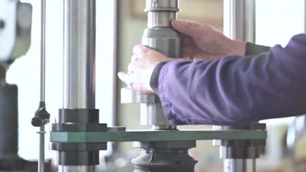 Testen van stalen materiaal op weerstand. — Stockvideo