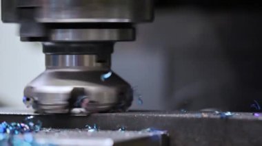 Metal işçiliği. Evrensel dikey değirmen makinesi ağır çekimde metal öğütüyor.