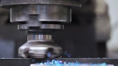 Metal işçiliği. Evrensel dikey değirmen makinesi ağır çekimde metal öğütüyor.