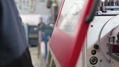 İşçilerin çoklu eksen torna, CNC makine aracı üzerinde yüksek hassasiyetle döndürme işlemini kapat.