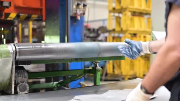 Крупный план мужских рук в рабочих перчатках, работающих на заводе по обработке металла. Работник с использованием машин в металлургии, производстве, производстве. — стоковое видео