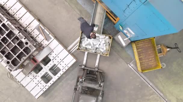 Вид с воздуха на рабочих на современном металлообрабатывающем заводе. — стоковое видео