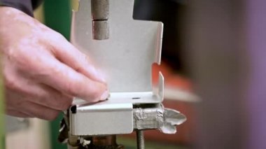 Bir fabrika işçisi tarafından kaynak yapılan bir metal elementi kapatın. Endüstri kavramı.