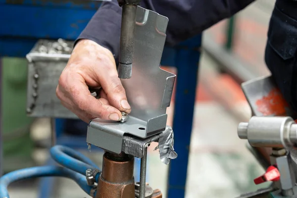 Detailní záběr kovového prvku, který je přímo svařován dělníkem z továrny. Průmyslový koncept. — Stock fotografie
